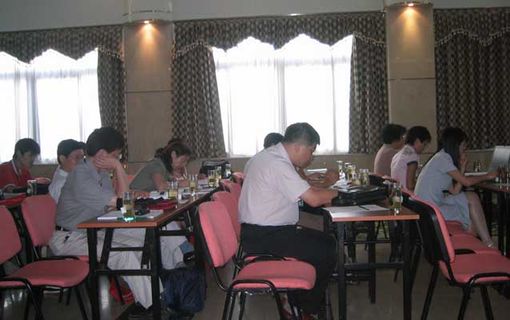 “十一五”中國(guó)制造業(yè)信息化技術(shù)及其標(biāo)準(zhǔn)化發(fā)展研討會(huì)暨2004年全國(guó)工業(yè)自動(dòng)化系統(tǒng)與集成標(biāo)準(zhǔn)化技術(shù)委員會(huì)年會(huì)及工業(yè)機(jī)器人標(biāo)準(zhǔn)劃分技術(shù)委員會(huì)換屆會(huì)，各參會(huì)人員聽(tīng)取演講人員的報(bào)告，吸取經(jīng)驗(yàn)